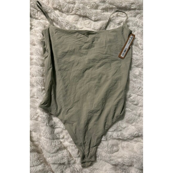 Skims Fits Everybody Cami thong Bodysuit Talc NWT MEDIUM - Picture 2 of 2